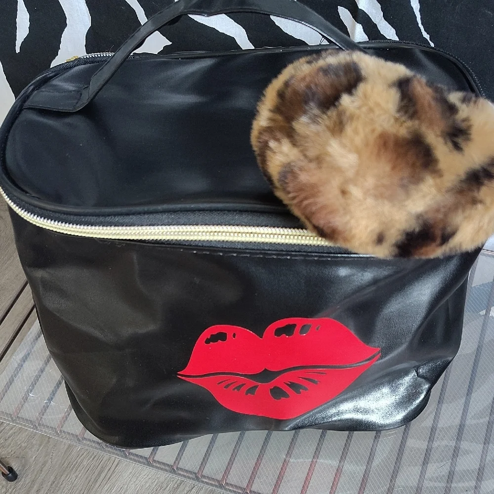 2PC🆕Lip Makeup Bag&Fuzzy Leopard Keychain Charm NWT